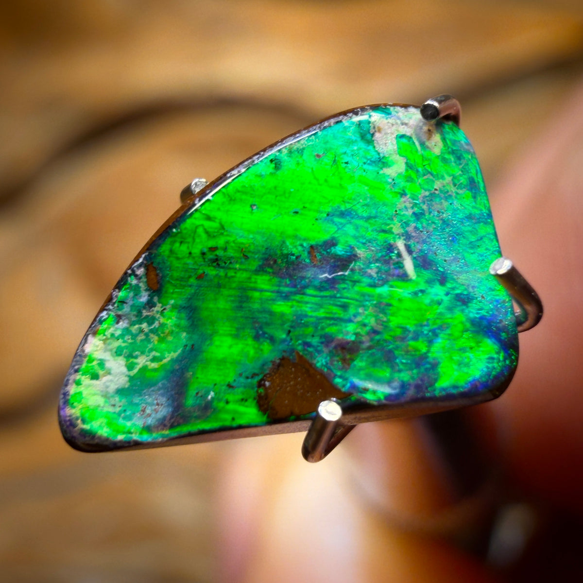 1.6cts - Green Broad Flash Full Face Australian Boulder Seam Opal