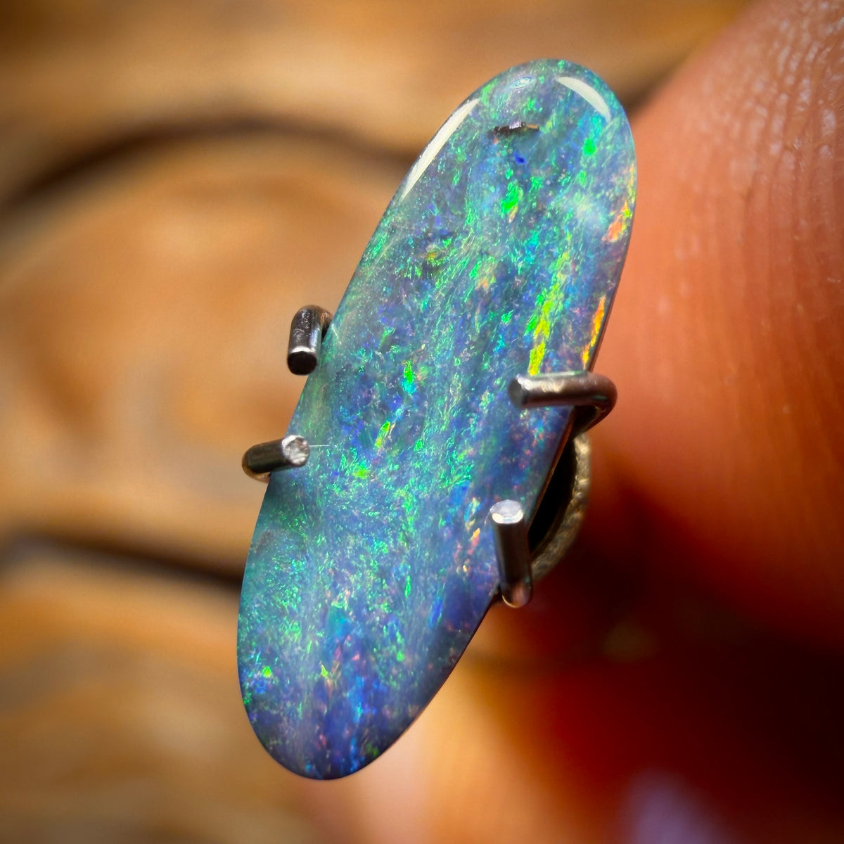 HALF PRICE CARD! 0.9cts - Australian Boulder Seam Opal