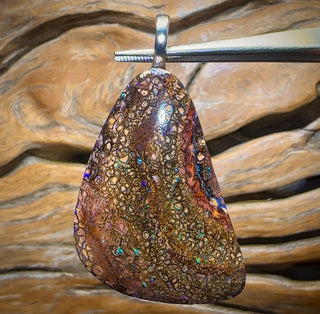 Pendentif massif en opale de rocher du Queensland, style tribal.