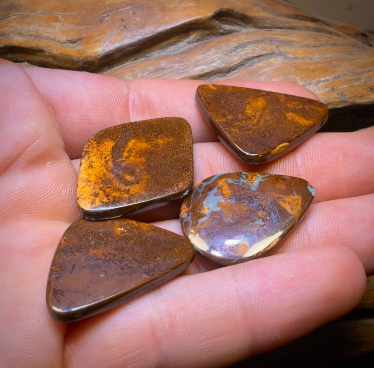 🔒 85,1 cts - « Famille » 4 opales boulder australiennes. Lot de 4 opales boulder australiennes à moitié prix. Prix de gros pour revendeurs.