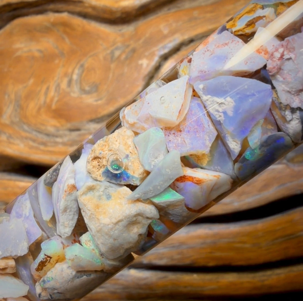 111,3 ct – Opalfläschchen aus Lightning Ridge