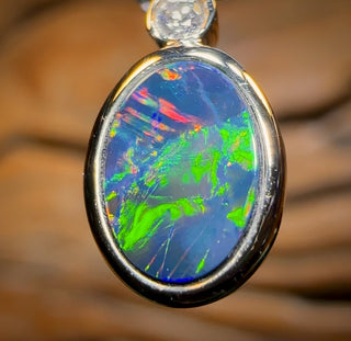 Anhänger aus 14-karätigem Gold mit einem Opal-Doublet aus Queensland Boulder