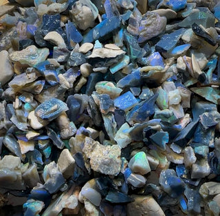 50 pièces - Copeaux d'opale brute de Lightning Ridge. Vente en gros à prix avantageux : 3 $/pièce