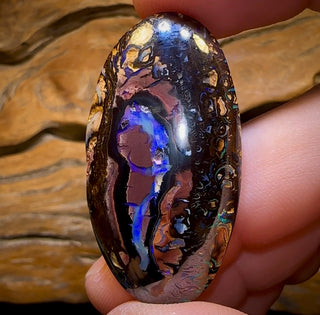 62,6 ct – Koroit-Nusskernopal mit tribalem Muster, doppelseitig