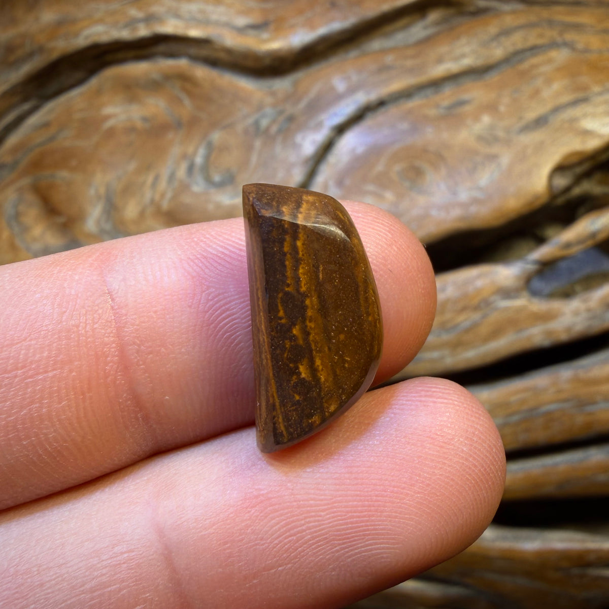 11.1cts - Top Electric Colour Top Full Face Pattern Queensland Boulder Seam Opal