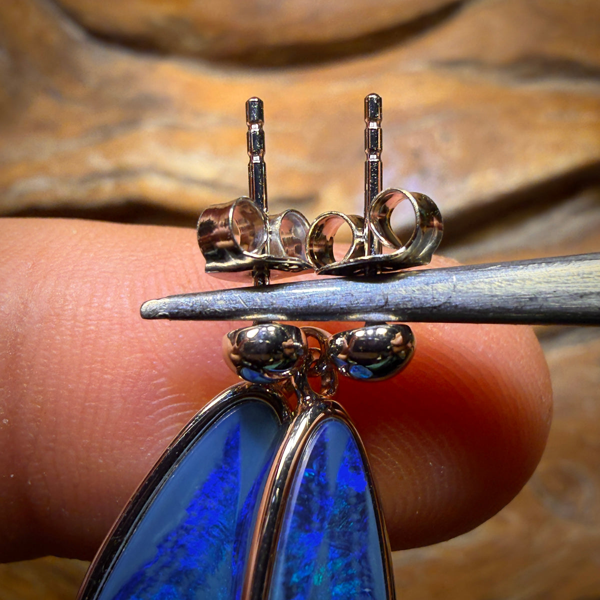 Große Ohrstecker aus Sterlingsilber mit australischem Boulder-Opal-Doublet