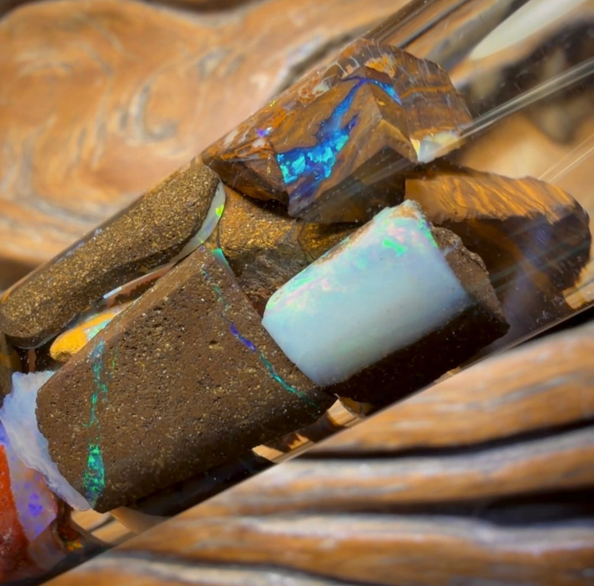 117,4 ct – TOP-Fläschchen mit gemischtem australischem Boulderopal-Rohmaterial