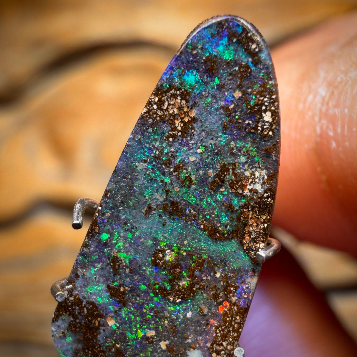 2.4cts - Queensland Boulder Seam Opal. Reef Pattern