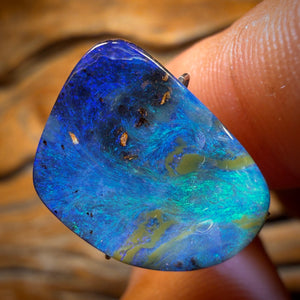 7.5cts - Queensland Boulder Seam Opal. Reef Pattern