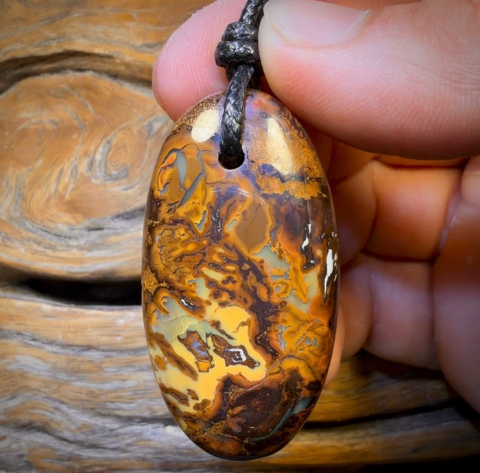 Auktionsschmuck 49 x 26mm - Gebohrter Boulder-Opal-Anhänger mit umweltfreundlicher veganer Kordel
