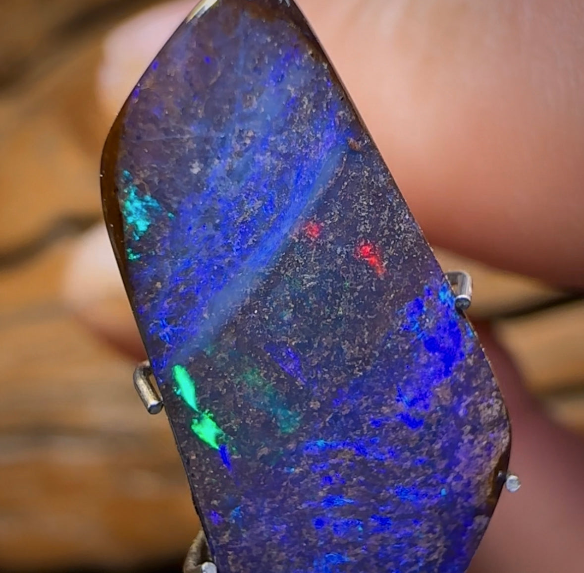 7.3cts - “Electric Purple”Queensland Boulder Seam Opal