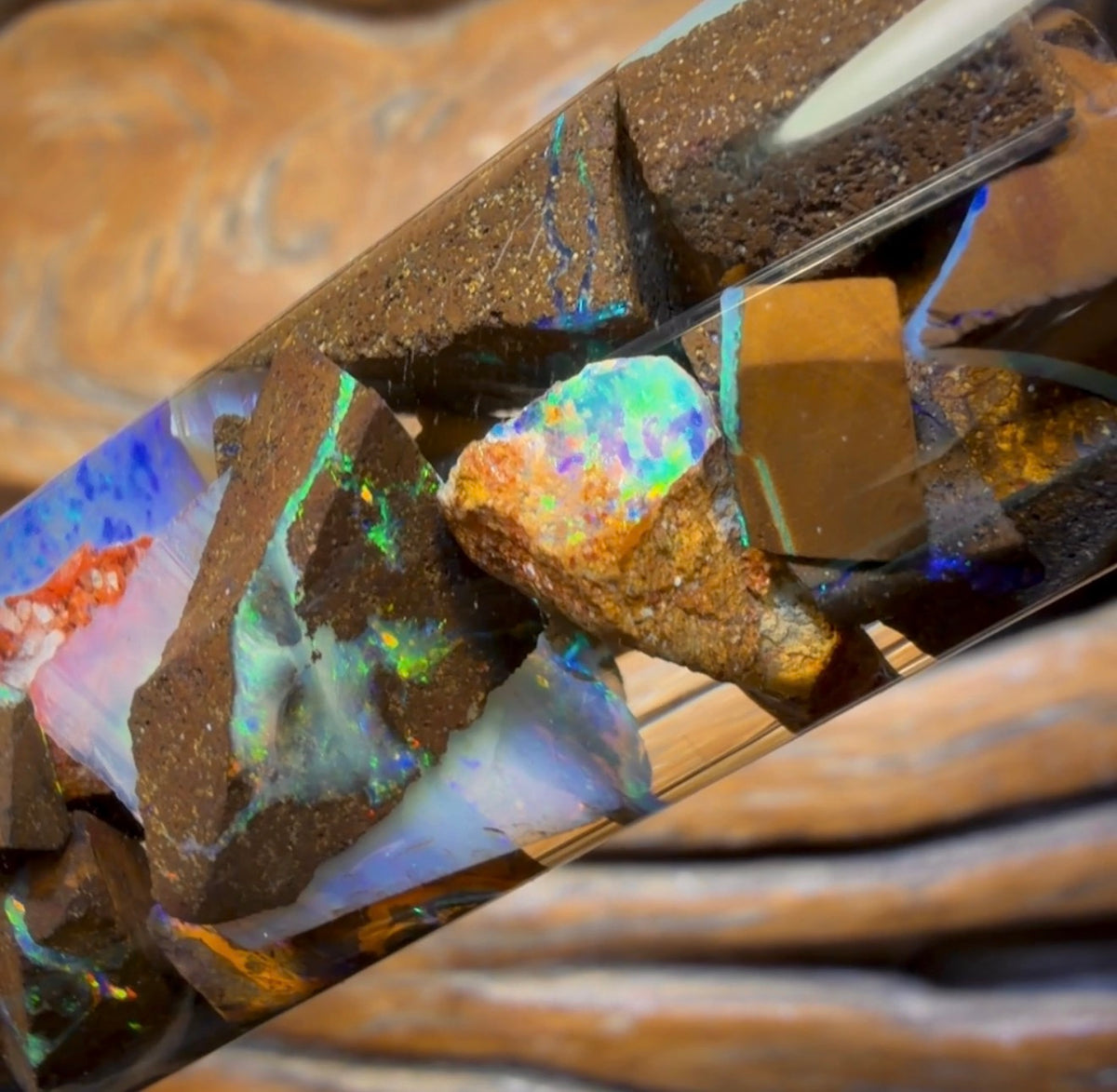 117,4 ct – TOP-Fläschchen mit gemischtem australischem Boulderopal-Rohmaterial