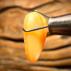 2,8cts - Solider australischer Boulder-Pipe-Opal mit goldenen Kristallen