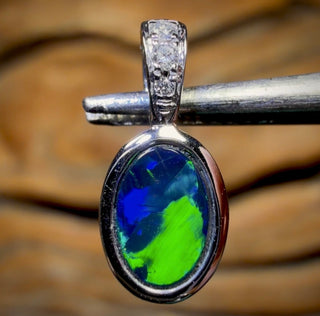 14 Karat Weißgold - Queensland Boulder Opal-Doublet-Anhänger mit Diamanten – Schnäppchen