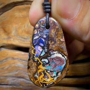38 x 22 mm – Gebohrte Stammes-Opal-Halskette aus Queensland-Boulderopal