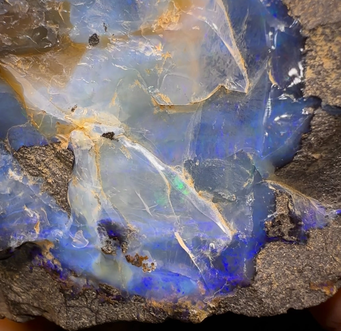 916g - HUGE Queensland Boulder Seam Opal Rough Specimen