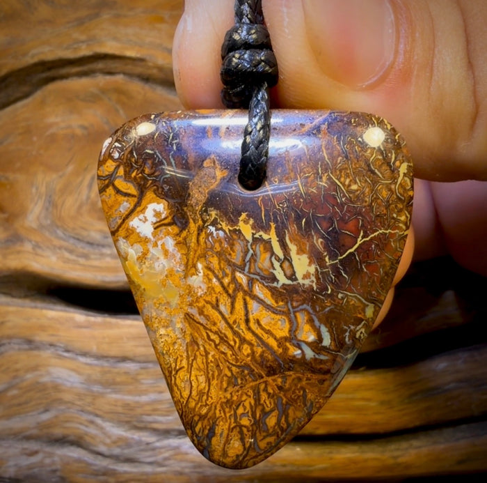 Pendentif en opale boulder percée (41 x 35 mm) avec cordon végan écologique.