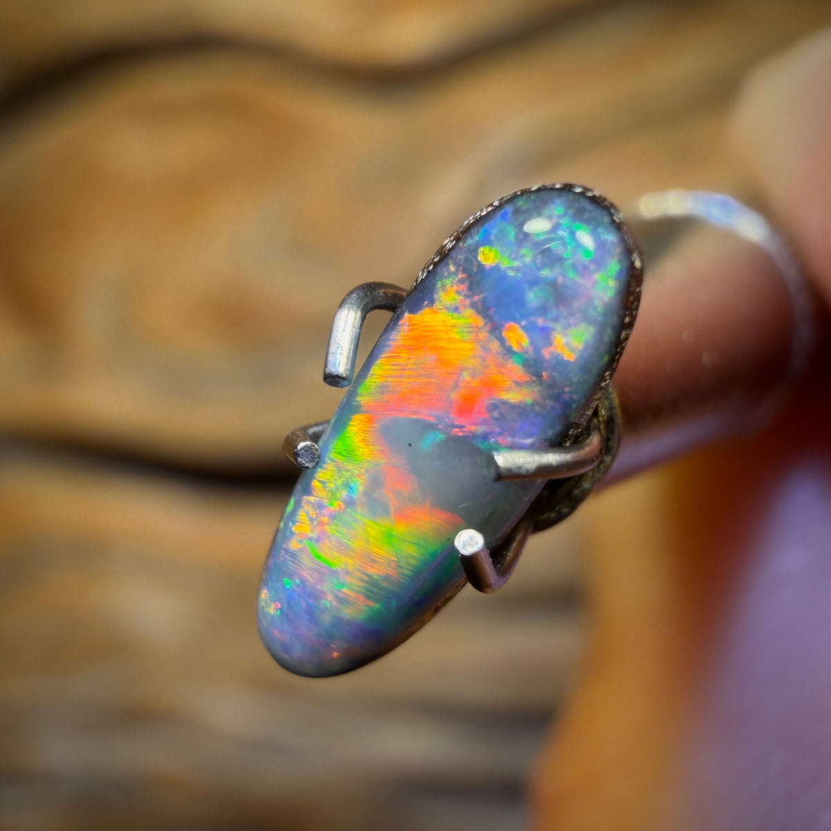 0,8 ct – Australischer Boulder-Seam-Opal