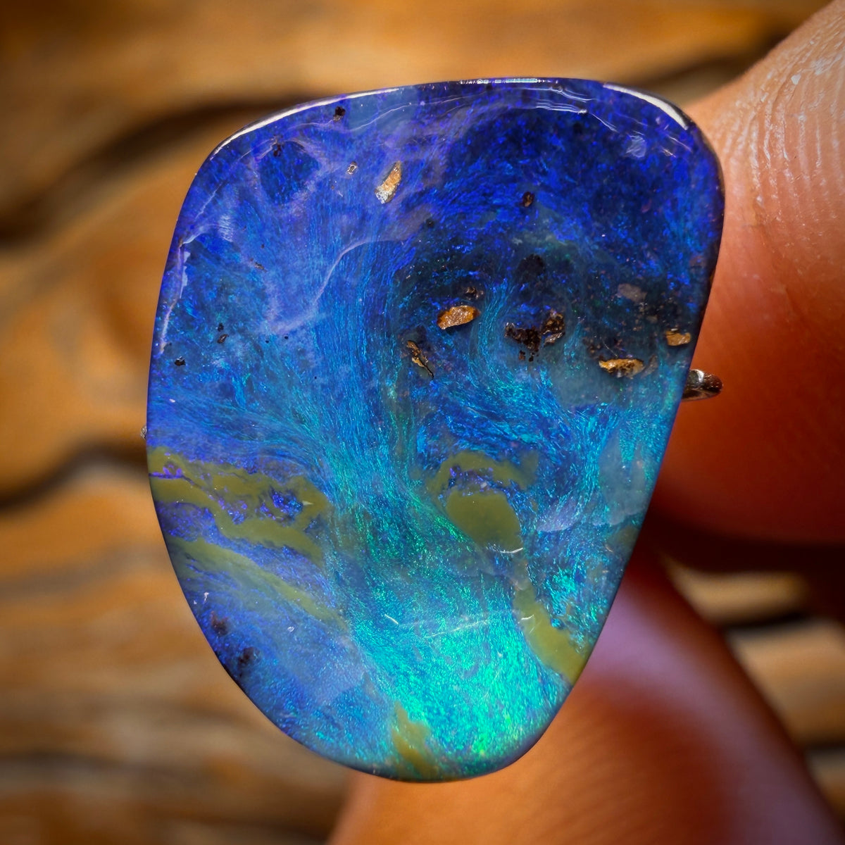 7.5cts - Queensland Boulder Seam Opal. Reef Pattern