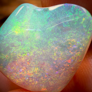 12,4 ct – Kristallopal aus Lightning Ridge der Spitzenklasse. Von Hand mit dem Dremel bearbeitet!