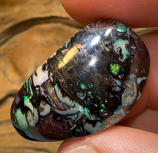 54,7 carats - Opale noire boulder du Queensland, provenant de Koroit