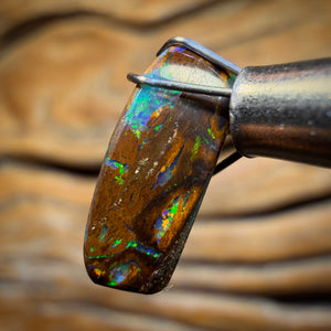 3,4 ct – Versteinertes Holz Ersatz-Boulder-Opal aus Yowah