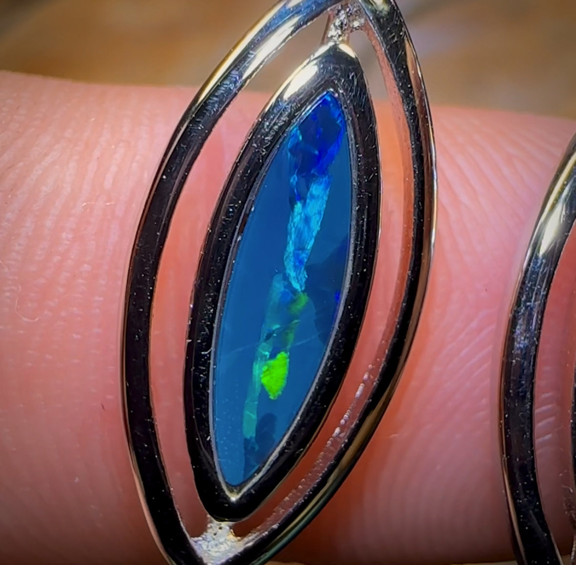 Ohrhaken aus Sterlingsilber mit australischem Boulder-Opal-Doublet