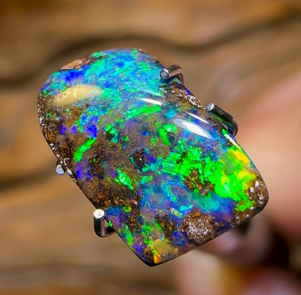 2.4cts - Winton Seam Opal. Australian Opal - Opal Whisperers
