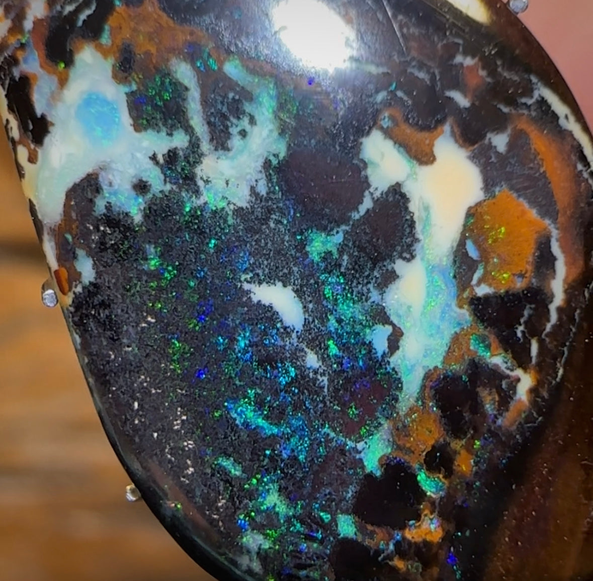 17,8 carats – Opale Boulder du Queensland « Moss Kernel » de Koroit