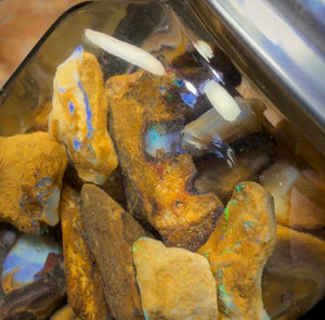 640 Karat – Glas mit Yowah-Nussopal-Rohmaterial und fossilem Opal