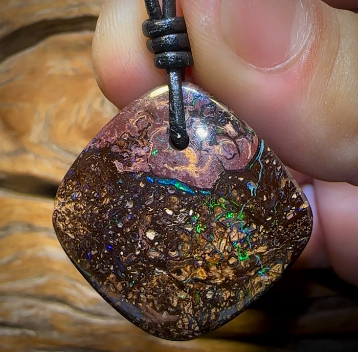 Collier tribal en opale boulder australienne percée (32 x 31 mm)