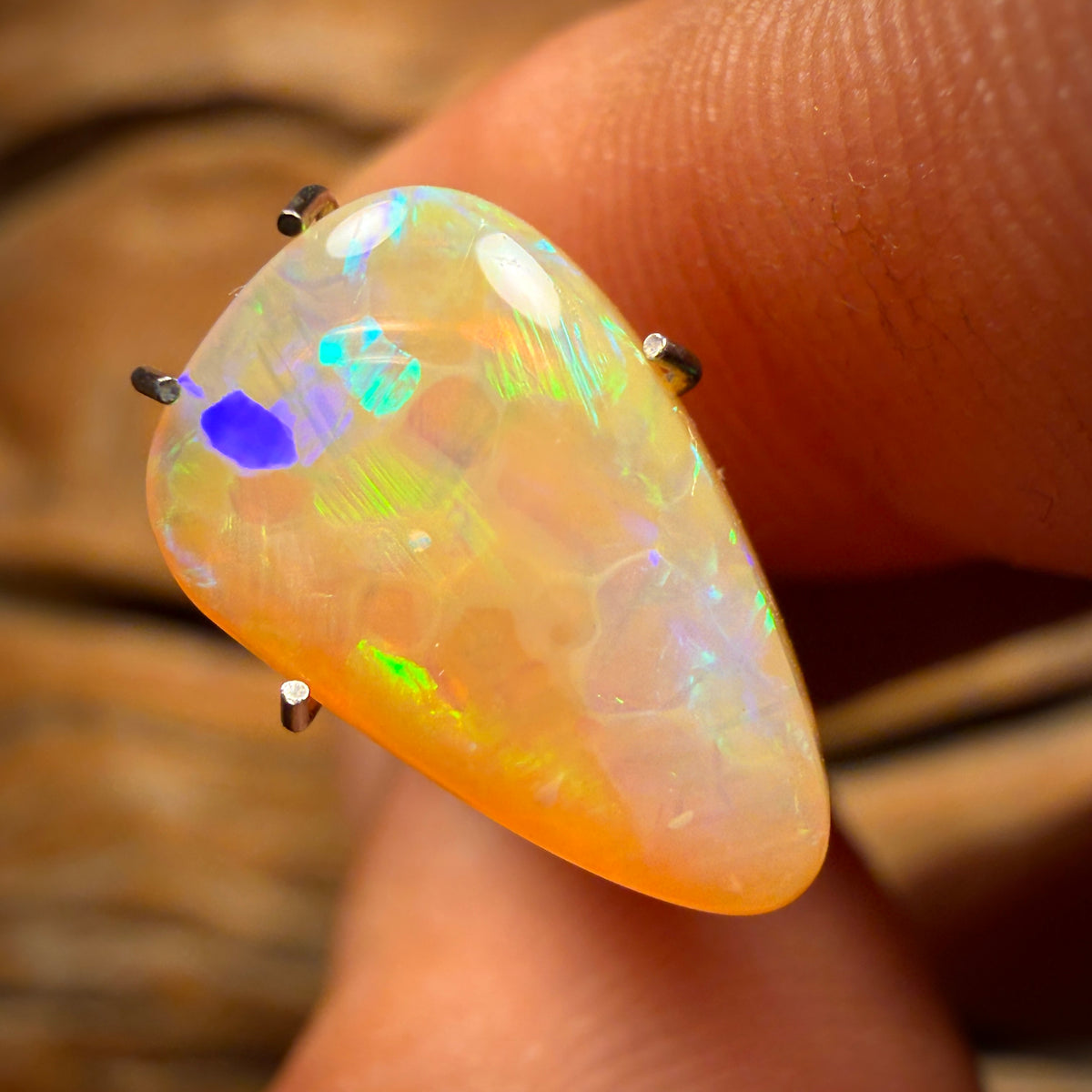 2,8cts - Solider australischer Boulder-Pipe-Opal mit goldenen Kristallen