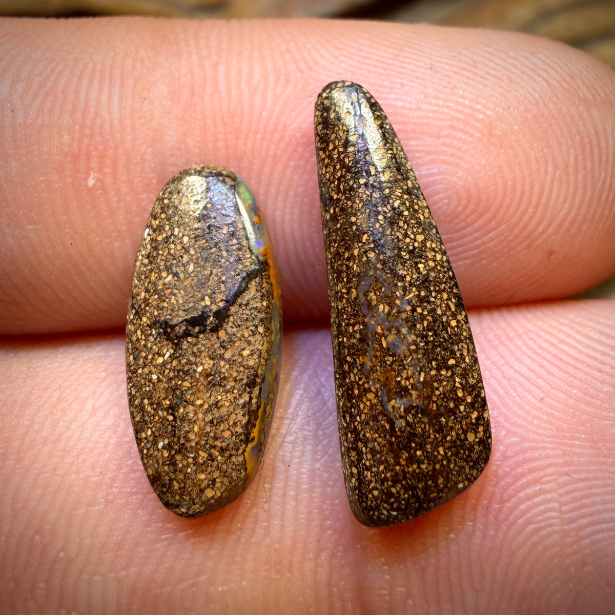 6,4 ct - Paire d'opales australiennes Boulder Seam avec des reflets rouges multicolores