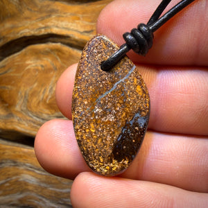34 x 19mm - Gebohrte Tribal Queensland Boulder Opal Halskette