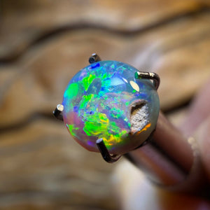 Auktion Nr. 0,9 Karat – Dunkler Opal aus Lightning Ridge