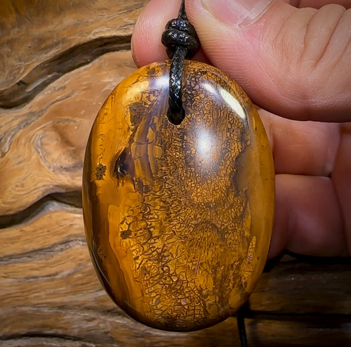 Pendentif ovale en opale boulder percée (52 x 37 mm) avec cordon végan écologique.