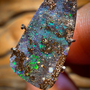 2.4cts - Queensland Boulder Seam Opal. Reef Pattern