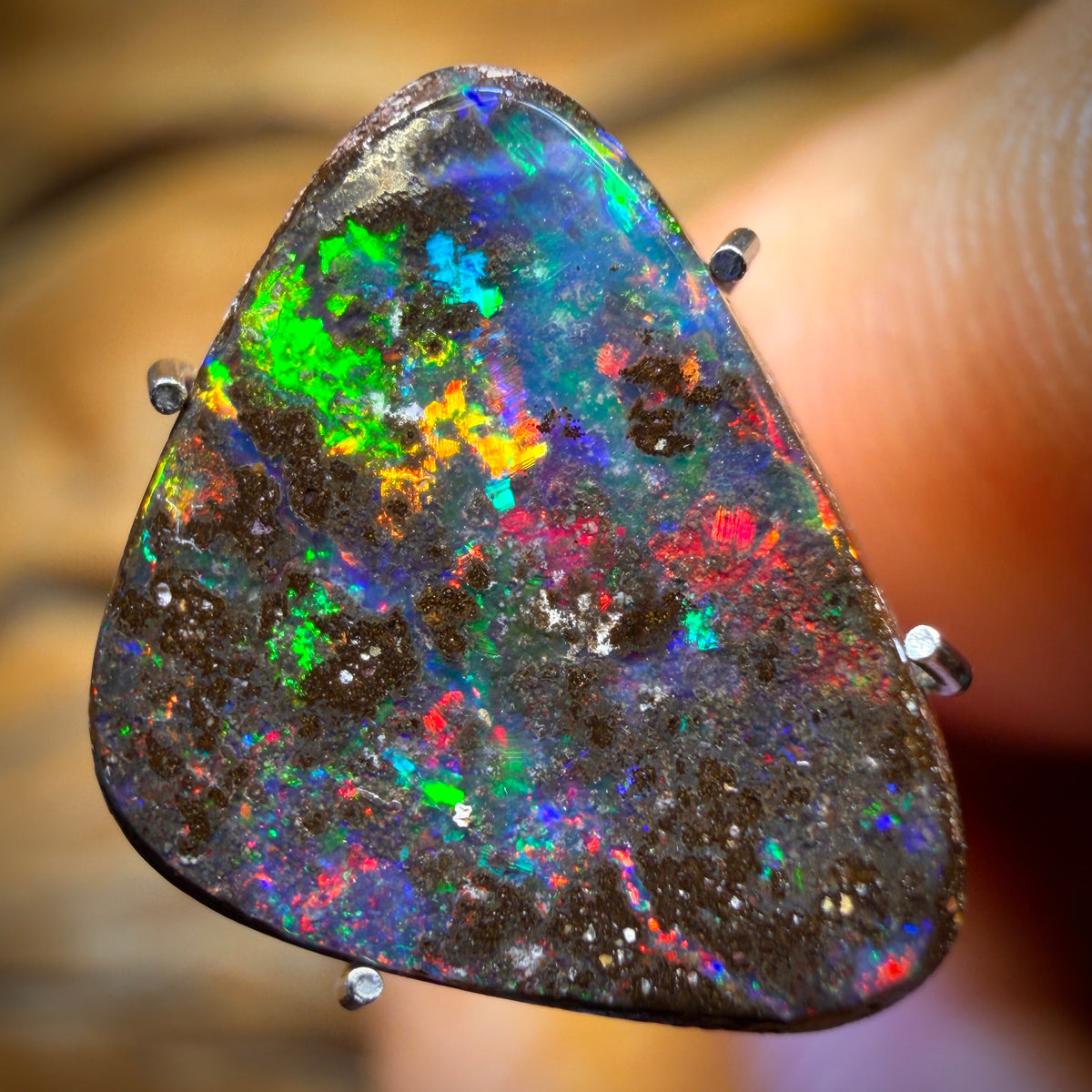 3.2cts - Queensland Boulder Seam Opal. Australischer Opal