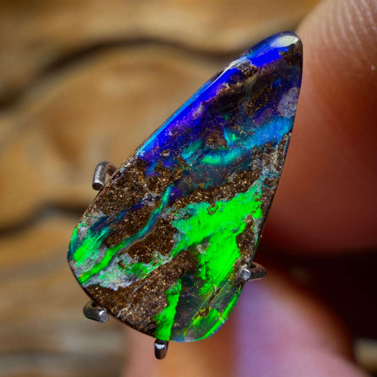 2.1cts - Awesome ! Queensland Boulder Seam Opal. Australian Opal