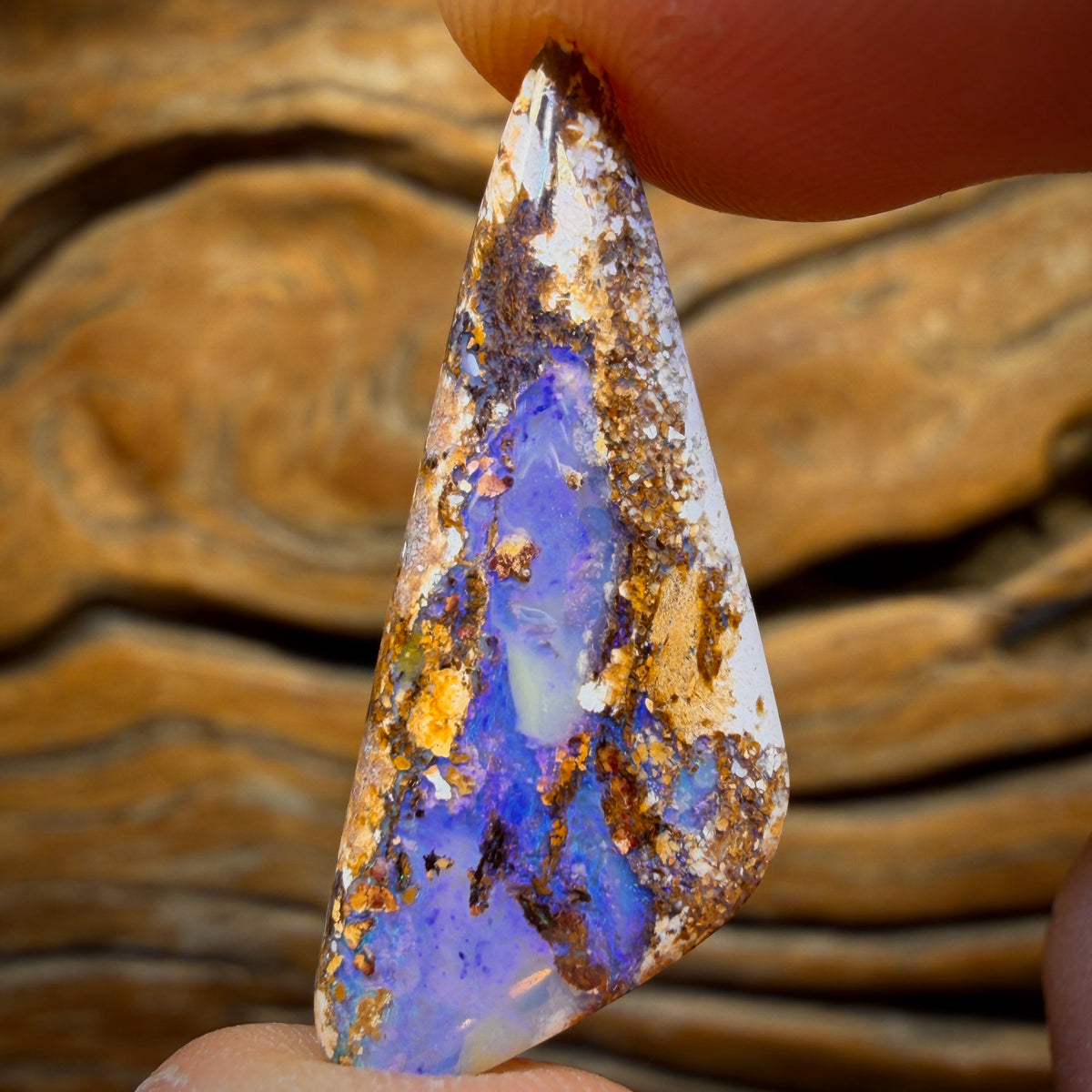 Opale boulder australienne massive de 10,8 carats. Double face.