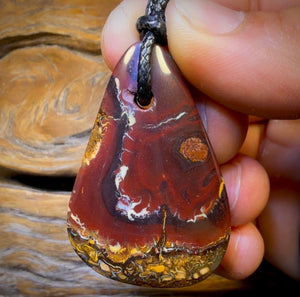 Pendentif en opale boulder percée (47 x 31 mm) avec cordon végan écologique.