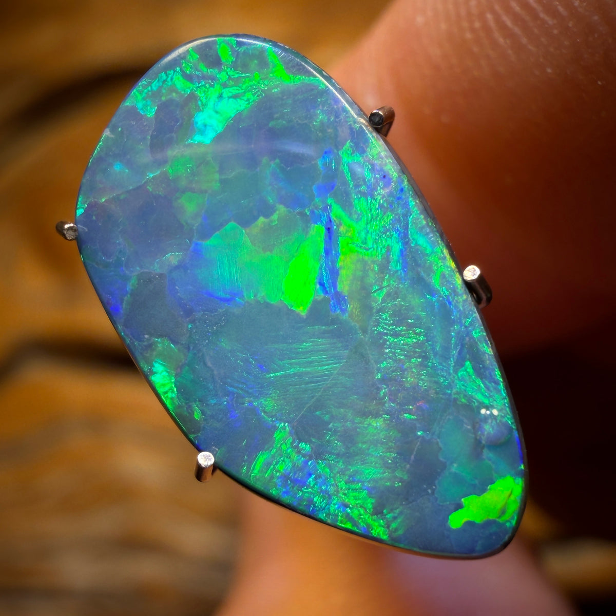 2.8cts - Lightning Ridge Opal Doublet