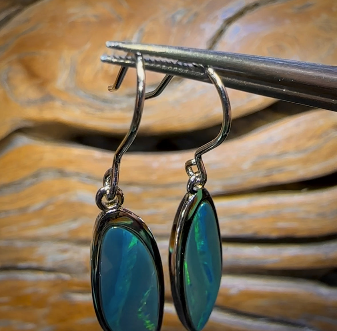 Ohrhaken aus Sterlingsilber mit australischem Boulder-Opal-Doublet