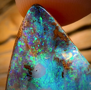 29.9cts - “Reef and Rocks” Gem Queensland Boulder Seam Opal. Reef Pattern!