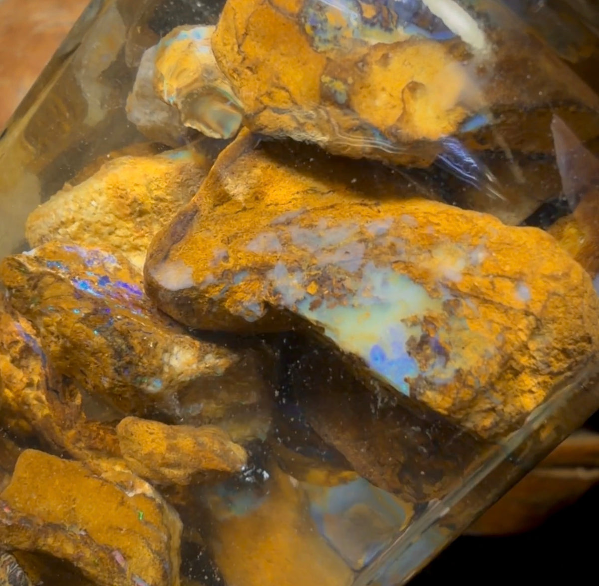 616,5 ct – Glas mit Yowah-Nussopal-Rohsteinen und fossilem Opal