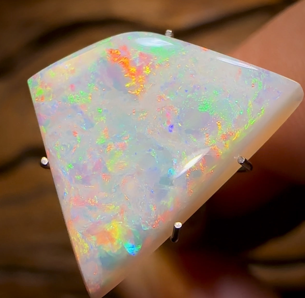 4,9 carats - Opale claire rare d&#39;Australie du Sud Andamooka, collection Andreou Heritage