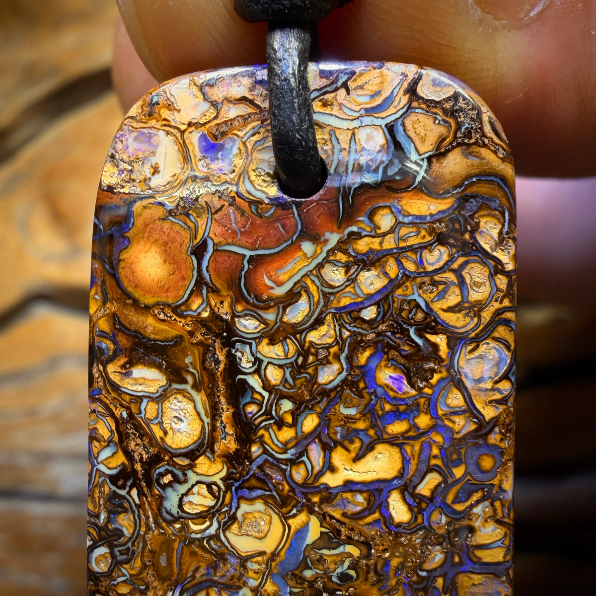 35 x 22 mm – Gebohrte Stammes-Boulder-Opal-Halskette aus Queensland
