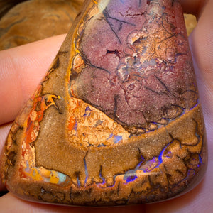 344,2 cts - Opale boulder australienne tribale massive couleur beige. Double face.