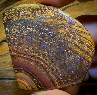 391,5 cts - Grande opale boulder tribale du Queensland. Spécimen poli.