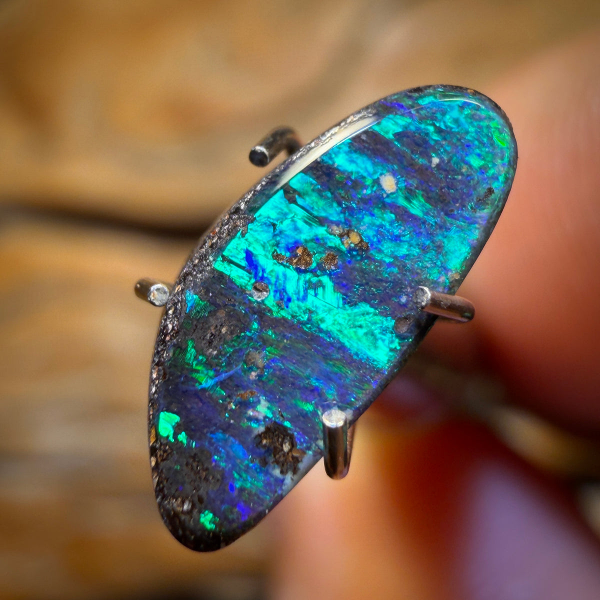 1,3 Karat – Australischer Boulder-Seam-Opal aus Winton